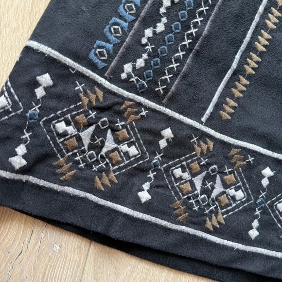 Abercrombie & Fitch Suede Embroidered Mini Skirt in Black Size 2 - Picture 6 of 10